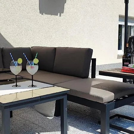 Wunderschoene In Mit Schoener Terrasse *